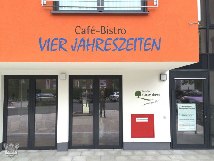 Schriftzug ueber Cafe